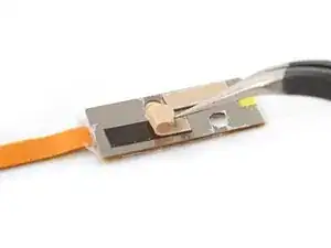 Как нанести клей на плату кнопки питания в твоей электронной читалке Kobo Clara