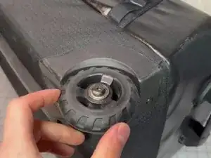 Проверьте работу колеса, покрутив его или прокатив багаж по полу.