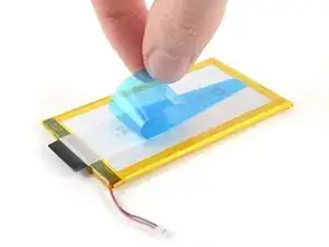 Как нанести клей для снятия растяжки с аккумулятора в электронной читалке Kobo Clara