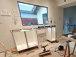 Once the rail is well mounted, it will be very easy to align the cabinets straight.