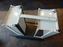 Seen from the back; if the distance between the two drawers is well chosen, the two parts of the link mechanism will lock into each other.