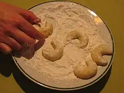 Coating with powdered sugar