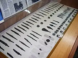 Репортажная фотография с выставки артефактов из коллекции автора учебника.