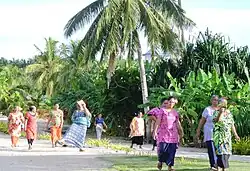 Женщины, возвращающиеся со служения