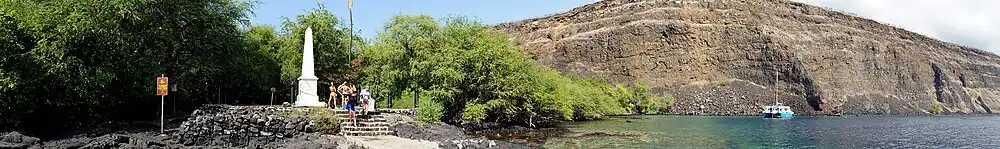 Панорама Кеалакекуа с обелиском на месте гибели Кука