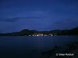 Ночной вид на берег и город