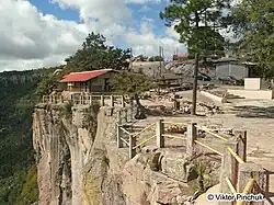 Смотровая площадка и рынок сувениров. Сюда прибывают туристические автобусы.