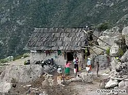 Обитатели хижины из глины. Здесь никогда не видели иностранцев.