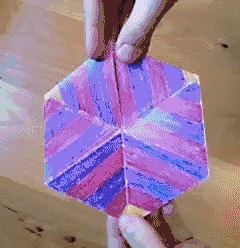 Флексагон в процессе разворачивания.