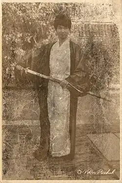 Мужчина в костюме ханьфу