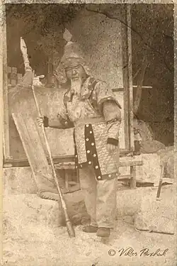 Стражник в древнекитайском наряде