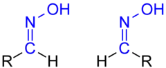 Isomerie der Aldoxime: links ein früher als syn-, heute als (E)-konfiguriert zu beschreibendes Aldoxim, rechts das entsprechende (Z)- (veraltet: anti)-Isomer.