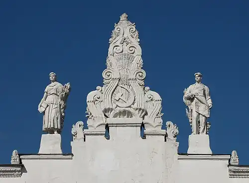 Скульптурное завершение павильона «Транспорт» («Земледелие») в 2009 году