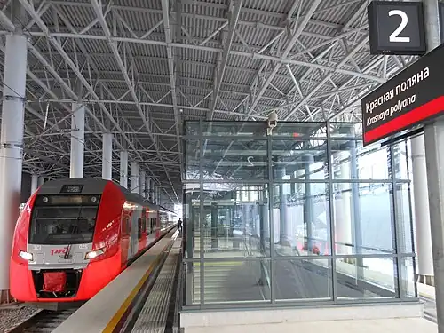 Электропоезд «Ласточка» на станции Роза Хутор.