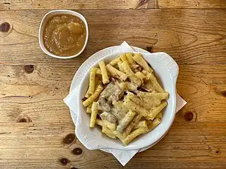 Макароны по-пастушьи с яблочным пюре