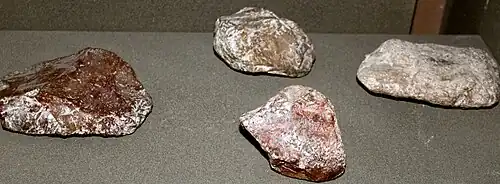 Галечные орудия куручайской культуры из X-VII слоёв Азыхской пещеры. Музей истории Азербайджана (Баку)