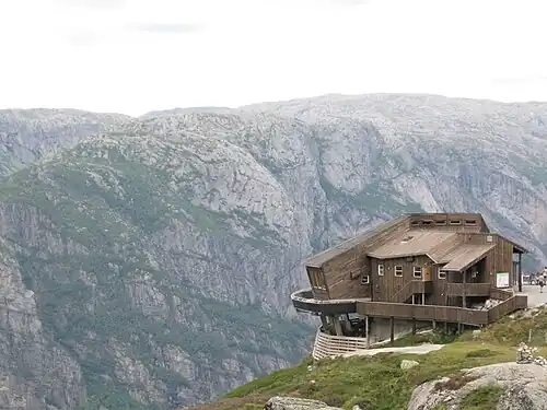 Вид на «орлиное гнездо». Хорошо видна огороженная смотровая площадка, опоясывающая здание по периметру.