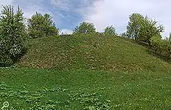 Оборонительный вал городища на Менке с южной стороны