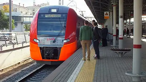 Электропоезд у платформы