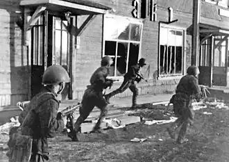 Советские автоматчики ведут бой за город Олонец.Карелия, июнь 1944 г.