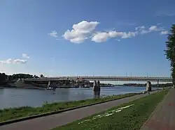 Набережная вблизи моста Александра Невского