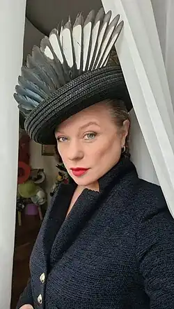 Анна Михайлова в шляпке с крылом сороки