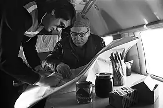 Флагштурман КИОАО Владимир Арсланов и И. П. Романов. 1981 год. Поиск места высадки станции «Северный полюс-25». Фотография Александра Гущина из «Арктика. Фотоальбом»