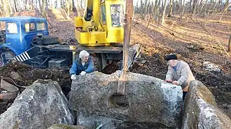 Археолог Резепкин (справа) реконструирует дольмены. П. Победа (Адыгея),(Россия).