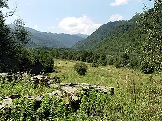 Руины городищав панораме Архызского заповедника.