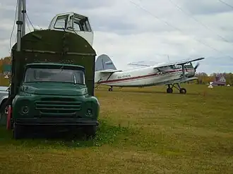 Ан-2 и диспетчерский пункт на аэродроме Мочище
