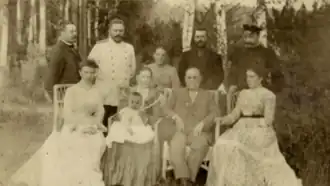 Сачков А. Д. (в первом ряду второй справа) с семьёй. 1900-е годы.