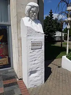 Бюст Дунин-Марцинкевича у театра драмы и комедии имени В. И. Дунина-Марцинкевича  (г. Бобруйск).