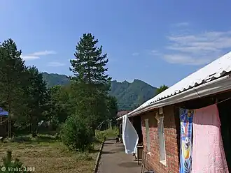 База практики ЮФУ. На заднем плане — гора Трезубец.