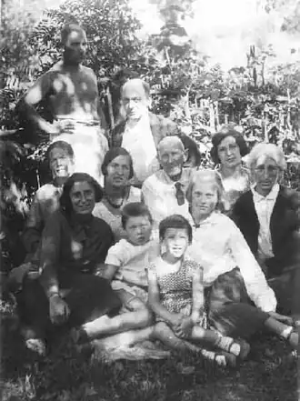 Нина Бам (первая справа во втором ряду), Александра Михайловна Бам (мать Нины Бам, первая справа в первом ряду), Владимир Татлин (второй справа во втором ряду), Сергей Ромов (стоит за Татлиным), Мария Бек (сестра Нины Бам, первая слева в первом ряду), остальные неизвестны. 1933 или 1934