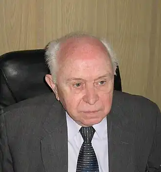 Академик О. А. Банных в рабочем кабинете