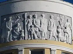 Барельеф на фронтоне дома 34