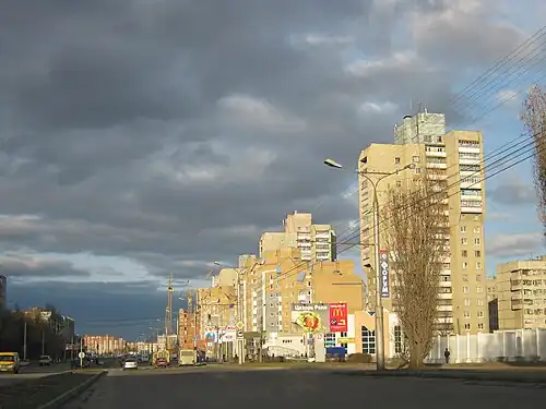 Движение по проспекту на восток(справа «башня»-дом № 16)