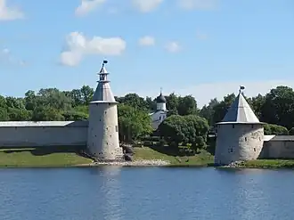 Высокая (слева) и Плоская башни. Вид со стороны р. Великой