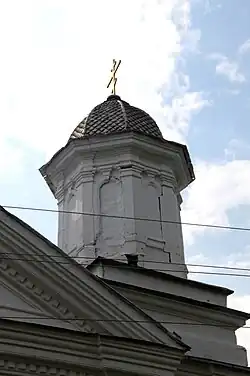 Одна из башен церкви.