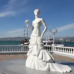 Памятник «Белая невеста», символ Геленджика. Композиция из белого мрамора. Создание 2010 г. Фотография 2017 г.