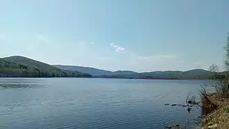 Вид на озеро осенью 2019 года.