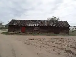 Старая постройка в центре села