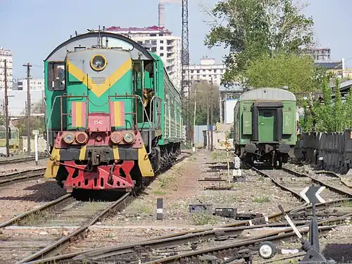 ТЭМ2-2542 подаёт к посадочным платформам поезд на Рыбачье