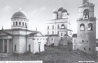 Благовещенский собор (слева)