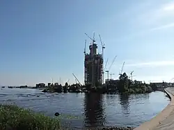 Река Бобылка в нижнем течении. На заднем плане — строящийся Лахта-центр