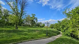 северо-восточная часть парка; на заднем плане курганы Гульбище и Безымянный