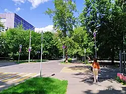 Широкий проезд пересекает Большую Марьинскую улицу