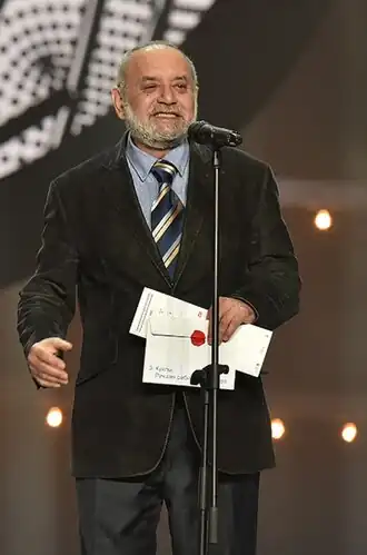 Борис Голдовский объявляет о вручении Наталье Пахомовой  премии Золотая Маска за лучшую работу режиссера в театре кукол