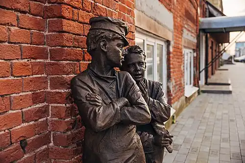 Скульптура «Беспризорники» у Назарьевского приюта