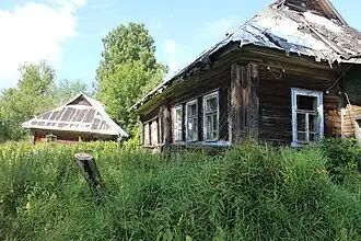 Брошенный дом в деревне Сутоки.